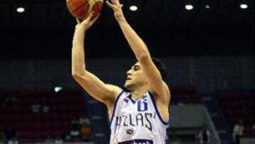 <b>DECISIVO.</b> Zisis convirtió el triple que dio el triunfo y el pase a su selección.