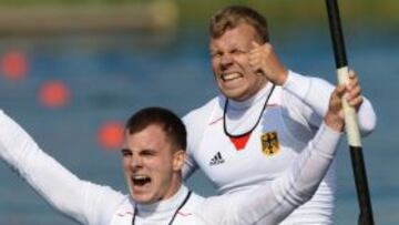 Los alemanes celebran el oro en la categoría C2 1000 metros.