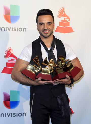 Luis Fonsi se convirti¨® gracias a Despacito en el hombre de la noche: Canci¨®n del a?o, Grabaci¨®n del a?o, Mejor fusi¨®n/interpretaci¨®n urbana y Mejor v¨ªdeo musical corto fueron los premios Grammy que obtuvo.