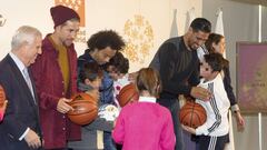 Gustavo Ayón reparte regalos a niños junto a Sergio Ramos y Marcelo