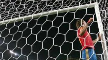 <b>EN ALEMANIA CAYÓ EN LOS OCTAVOS</b>. En la imagen de arriba, Casillas abraza desesperado el balón que acababa de entrar en su portería tras un cabezazo del francés Vieira. Era el 2-1 para Francia en octavos del Mundial de Alemania, el comienzo del fin pues luego Zidane anotaría el 3-1 definitivo.