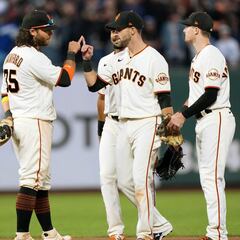 MLB round-up: Dodgers no match for the Giants while Blue Jays history made