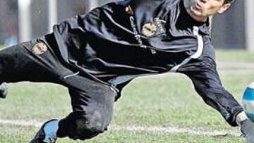 <b>CRÍTICO. </b>Albano Bizzarri, en un entrenamiento con el Nàstic en las instalaciones de Camp Clar. El argentino fue suplente esta semana.