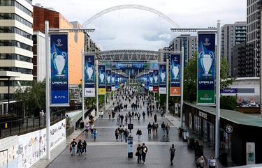 Desde Trafalgar Square hasta Regent Street, los dos grandes puntos de interés para aficionados y turistas, los escudos, banderas y pancartas del Real Madrid y Borussia de Dortmund adornan las calles londinenses.