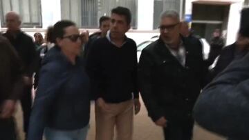 Gritos de ‘asesino’ contra Mazón en Orihuela por su gestión de la DANA