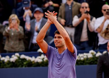 Alcaraz agradece al público su presencia y apoyo durante su partido contra el tenista estadounidense Ethan Quinn.
