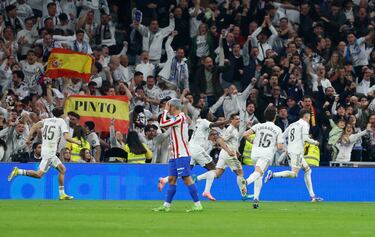 El Bernabéu estalla tras el tanto del uruguayo, celebrando cómo Valverde vuelve a aparecer como goleador clave en un derbi de alta tensión.