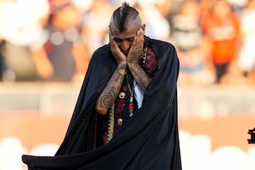 Al estilo 'Rey Arturo'. As赤 fue presentado Vidal en su presentaci車n como nuevo jugador del Colo-Colo en un Estadio Monumental lleno. Lleg車 en helic車ptero al estadio situado en Santiago de Chile para despu谷s para despu谷s cabalgar con un atuendo de rey.