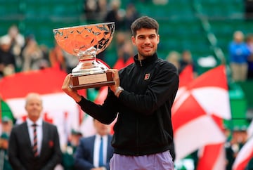 Carlos Alcaraz posa con el trofeo que le otorga campeón del Masters de Montecarlo 2025 tras vencer en la final al tenista italiano Musetti.