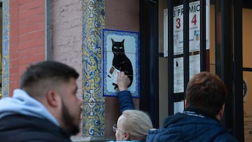 Una persona frota el décimo de Lotería de Navidad que acaba de adquirir en la Administración del Gato Negro en la Avenida de la Constitución de Sevilla. A 19 de diciembre de 2023, en Sevilla (Andalucía, España).
19 DICIEMBRE 2023
Rocío Ruz / Europa Press
19/12/2023