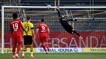 Dortmund (Germany), 26/05/2020.- Dortmund&#039;s goalkeeper Roman Buerki (R) concedes the 0-1 goal scored by Bayern Munich&#039;s Joshua Kimmich (not pictured) during the German Bundesliga soccer match between Borussia Dortmund and FC Bayern Munich at Sig