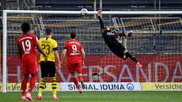 Dortmund (Germany), 26/05/2020.- Dortmund&#039;s goalkeeper Roman Buerki (R) concedes the 0-1 goal scored by Bayern Munich&#039;s Joshua Kimmich (not pictured) during the German Bundesliga soccer match between Borussia Dortmund and FC Bayern Munich at Sig