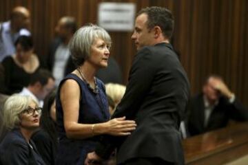 Continua el juicio al atleta sudafricano Oscar Pistorius, acusado de matar a tiros a su novia, la modelo Reeva Steenkamp. Saludo con un familiar.