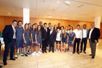 La equipo del Granada de ftbol femenino pos con Quique Pina y el director del Diario AS, Alfredo Rela?o.