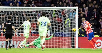 2-0. Conor Gallagher se adentra en el rea del Barcelona y con un pase atrs, encuentra a Alexander S?rloth que dispara con la pierna izquierda para batir a Wojciech Szczesny.