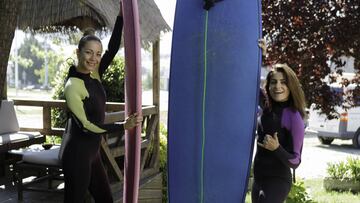 Sara Gomez y Anita del Rey con sus tablas de surf en Latas Surf, dentro del proyecto ObsessionA2xCantabria.