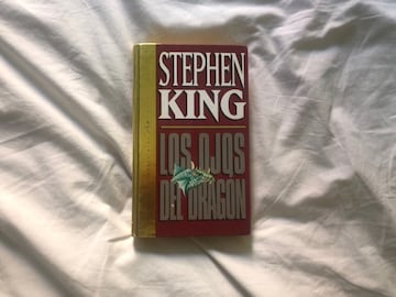 'Los ojos del dragón', una novela medieval y de aventuras escrita por Stephen King que es absolutamente genial. Te sorprenderá. Uno de mis libros favoritos del autor, aunque no sea tan conocido como otros. Buen momento para descubrirlo.