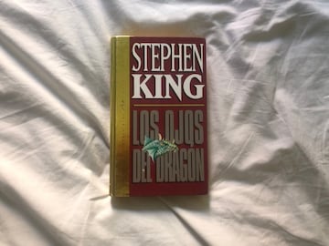 'Los ojos del dragón', una novela medieval y de aventuras escrita por Stephen King que es absolutamente genial. Te sorprenderá. Uno de mis libros favoritos del autor, aunque no sea tan conocido como otros. Buen momento para descubrirlo. 