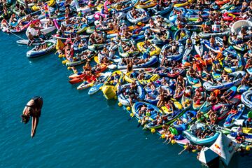 Cientos de barcas hinchables en el lago Lucerna