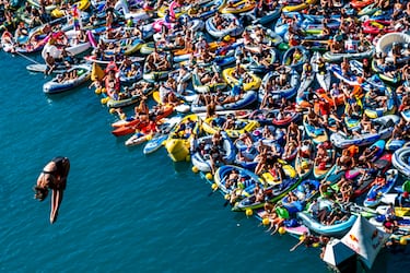 Cientos de barcas hinchables en el lago Lucerna