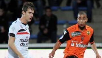 <b>SEGURO. </b>Clerc, de blanco, en un partido de la Ligue 1.