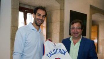 Jos&eacute; Manuel Calder&oacute;n entrega una camiseta de los New York Knicks al presidente de la Junta de Extremadura, Guillermo Fern&aacute;ndez Vara.
