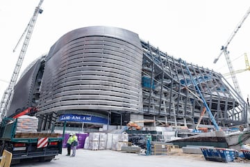 Las obras de remodelacin del estadio del Real Madrid siguen su curso sin descanso a pocos meses de su inauguracin. El club blanco presentado nuevas instantneas del interior y de la fachada del estadio.