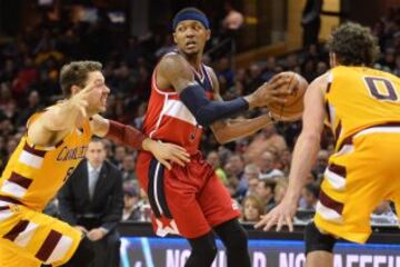 Bradley Beal y Matthew Dellavedova.