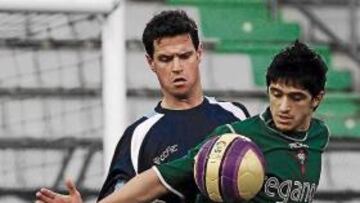 <b>A LA ESPERA. </b>Jonathan Pereira, en la imagen controlando el balón, está cerca de jugar en el Racing.