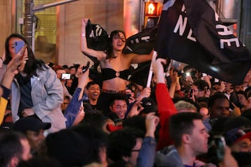 Los seguidores de Toronto Raptors salieron a las calles de la capital de la provincia de Ontario para celebrar por todo lo alto la consecución del anillo de la NBA tras derrotar en las finales a Golden State Warriors. 