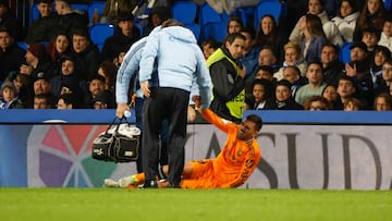 SAN SEBASTIÁN, 26/02/2025.- El centrocampista del Real Madrid Dani Ceballos se duele en el suelo tras chocar con el japonés Take Kubo durante el encuentro correspondiente a la ida de las semifinales de la Copa del Rey que disputan Real Sociedad y Real Madrid hoy miércoles en el Reale Arena, en San Sebastián. EFE/ Juan Herrero.
