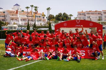 Los jugadores del Atlético celebran el título de la Copa de Campeones.