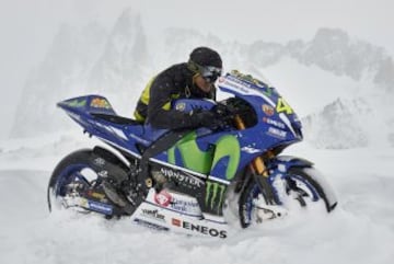 Sesi¨®n de fotos de la Yamaha YZR-M1s de Jorge Lorenzo y Valentino Rossi en Punta Helbronner con el Mont Blanc (4,810 m) de fondo.