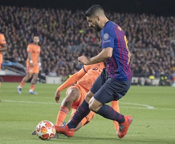 Con empate a cero, el jugador uruguayo cayó dentro del área tras una entrada del belga Denayer. El árbitro pitó penalti y el Barcelona se adelantó en el marcador.
