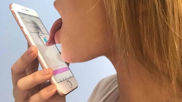 Lamer la pantalla del móvil, el nuevo sexo oral con app