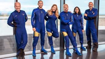 Richard Branson con la tripulaci&oacute;n del Unity vistiendo los uniformes UA.