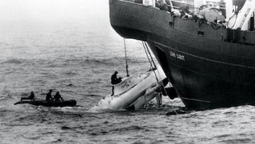 Los buzos comienzan a abrir la escotilla del submarino en miniatura Pisces III mientras emerge a la superficie bajo el John Cabot, tras ser izado desde el lecho del Atlántico frente a Cork.