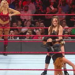 Pelea entre Lynch, Rousey y Flair en WrestleMania será por todo