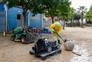 Trabajos de limpieza de los interiores del estadio. 