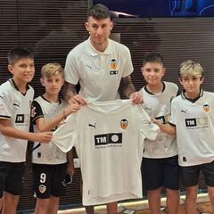 Raba se viste del Valencia: “Tras hablar con Corona y Corberán, ni lo dudé”