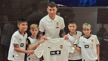 Raba se viste del Valencia: “Tras hablar con Corona y Corberán, ni lo dudé”