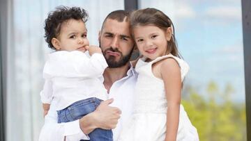 Karim Benzema junto a sus dos hijos.