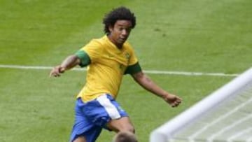 <b>PLATA OLÍMPICA. </b>Marcelo tira a puerta en la victoria de Brasil sobre Nueva Zelanda en los Juegos.