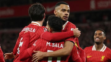 Gakpo, Szoboszlai y Salah celebran un gol del Liverpool.