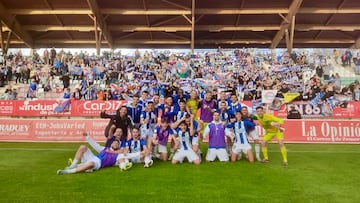 Los jugadores de la Ponferradina festejan la victoria en Zamora.