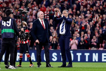 Homenaje en San Mamés. Giuseppe Bergomi, historico jugador del Inter de Milan, con el trofeo 'One Club Man' que le entrega el histórico portero del Athltetic, José Ángel Iríbar.