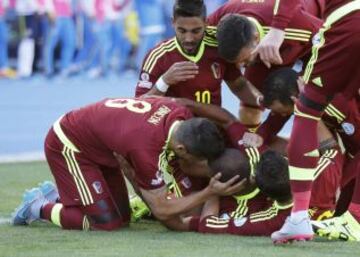 Por primera vez, Venezuela gana en el debut de una Copa América, tras 15 torneos (12 derrotas y tres empates). Fue 1-0 sobre Colombia en Rancagua.