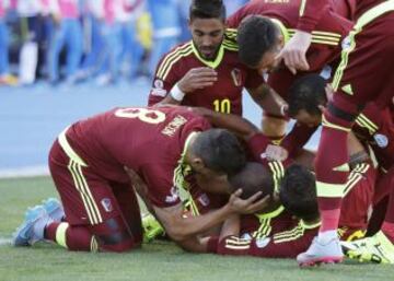 Por primera vez, Venezuela gana en el debut de una Copa Am&eacute;rica, tras 15 torneos (12 derrotas y tres empates). Fue 1-0 sobre Colombia en Rancagua.
 