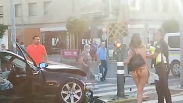 Surrealismo en Lepe: una mujer en bikini se estampa contra un semáforo y vacila a la Polícia