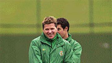 <b>CONTENTO</b>. Piterman (con Cos, detrás) podrá recibir al Rayo de Benítez sentado en el banquillo.